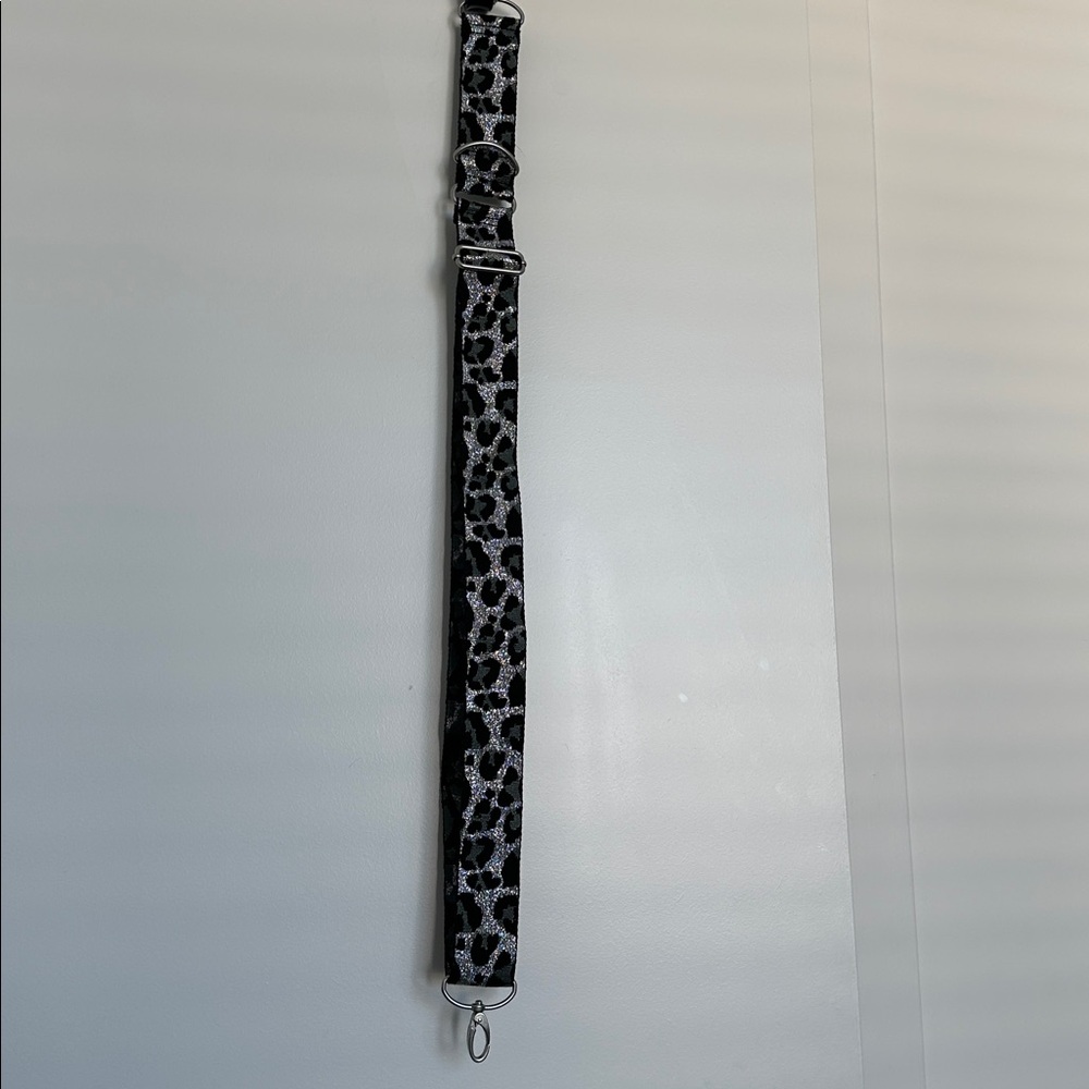 Baggallini Wide Strap Wild Cheetah Silver/ Black
NWOT